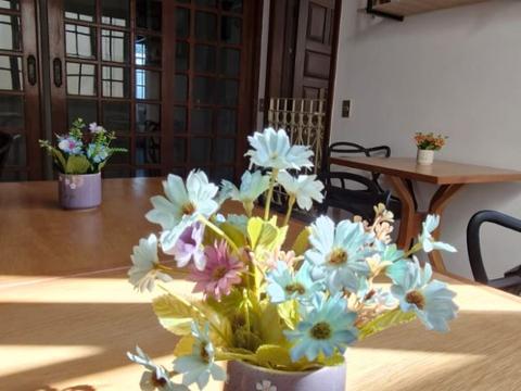 Arranjo de flores sobre a mesa do salão
