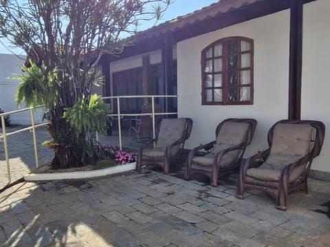 Área externa com poltronas e rampa com corrimão