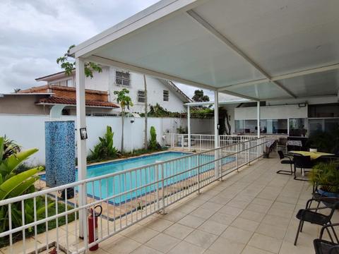 Varanda coberta com a piscina ao fundo
