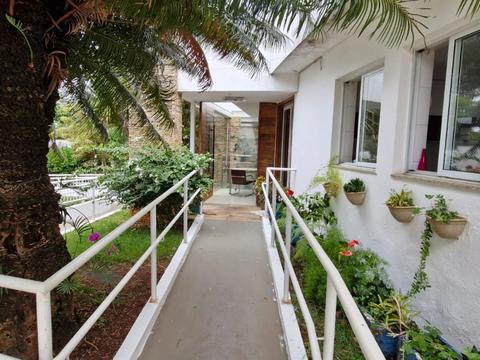 Passarela com rampa e corrimão entre os jardins