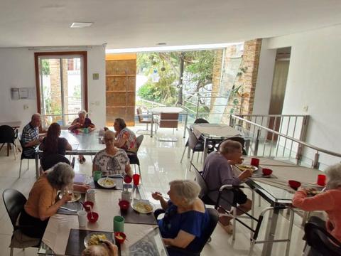 Residentes fazendo a refeição juntos no refeitório