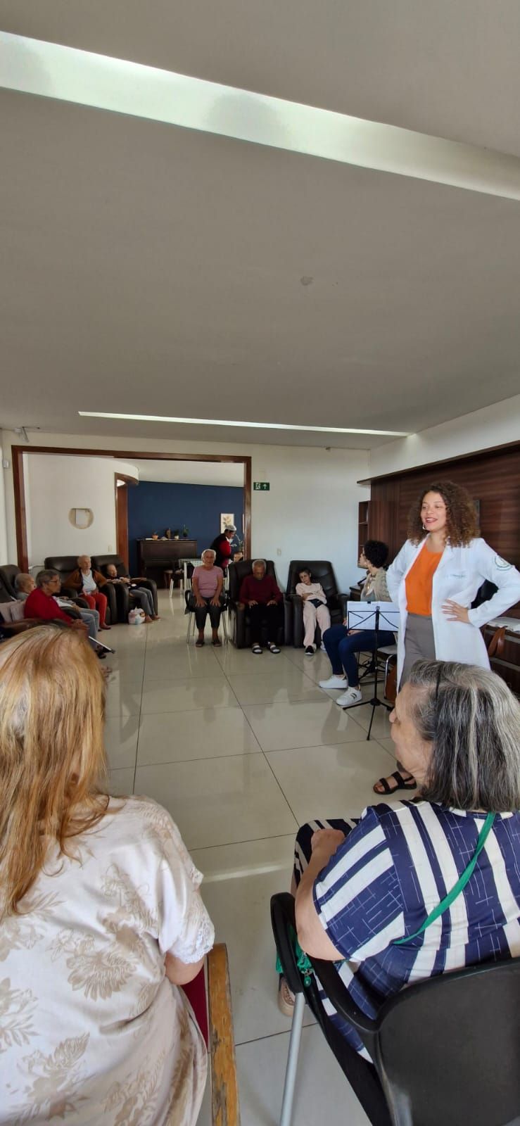 Atividade em grupo conduzida pela equipe