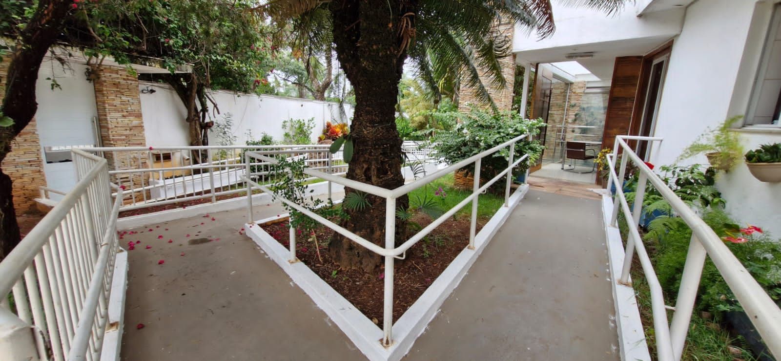 Rampa com corrimão e jardim