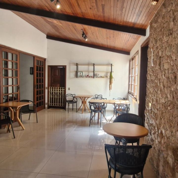 Sala de convivência com mesas e flores